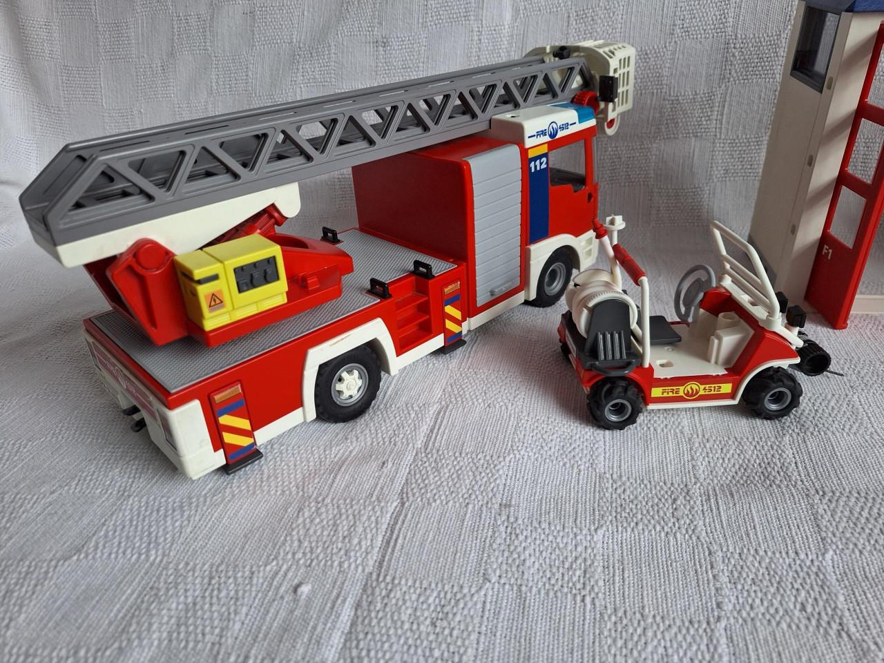 KOOPJE! Grote set Brandweer Playmobil kazerne en voertuigen etc