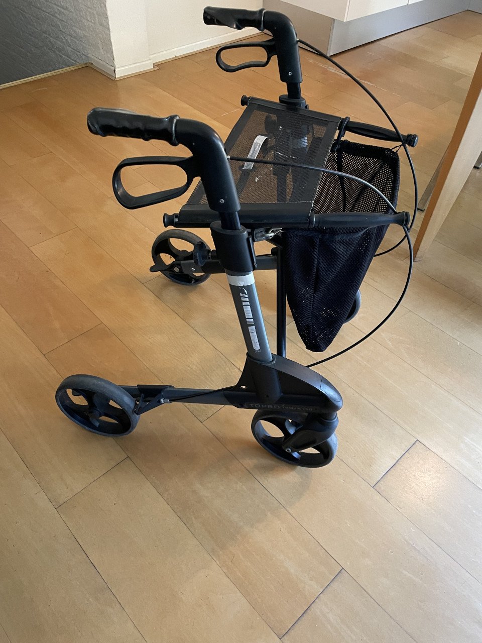 Rollator zwart (met zit mogelijkheid)