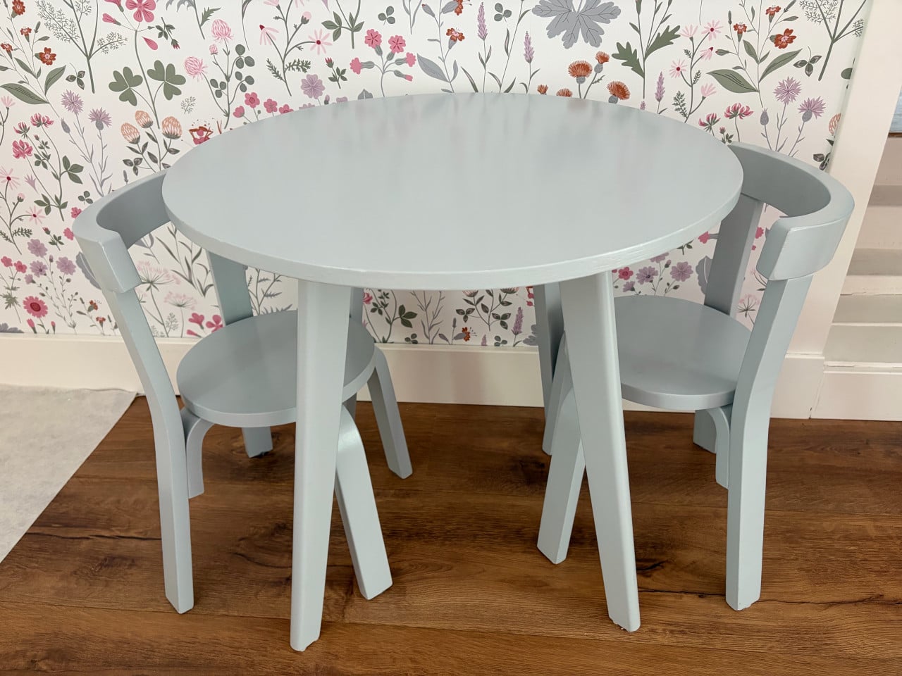 Kindertafel en -stoeltjes