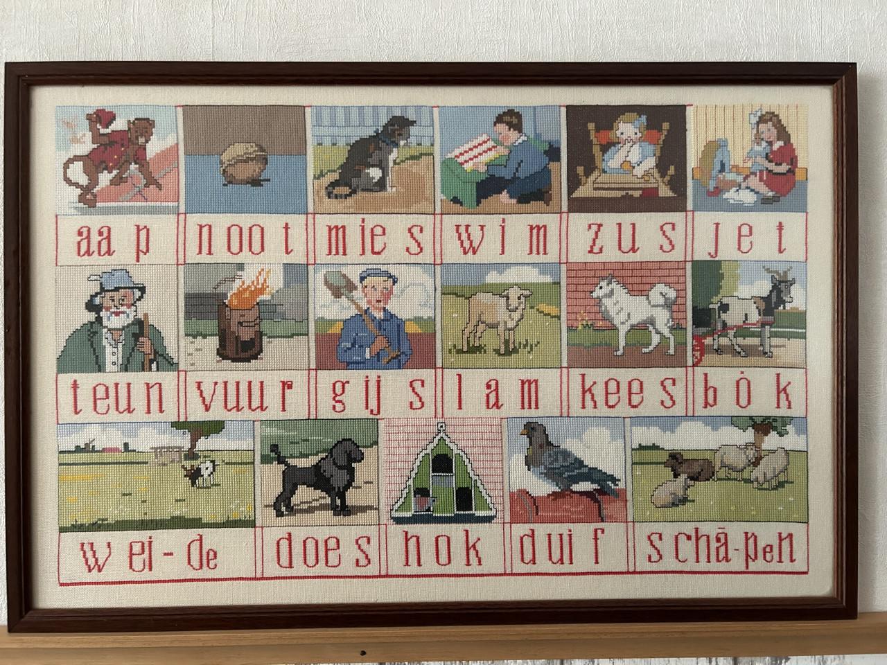 Leesplankje, Heel fijn borduurwerk