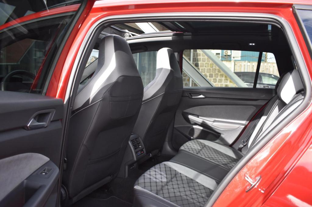 Volkswagen Golf variant 1.5 etsi r-line | maxton | iq-light | panoramadak |