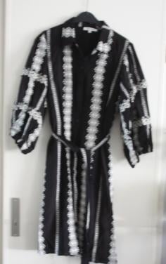 Zwart witte jurk met knopen maat 42