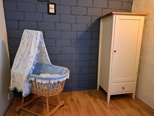Babywieg met kledingkast
