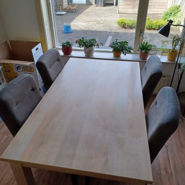 Eethoek met 4 grijze stoelen