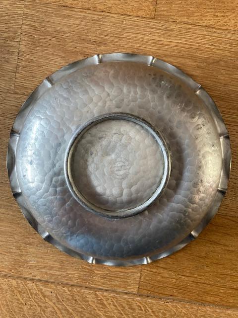 Vaas en schaaltje van gehamerd zilvertin