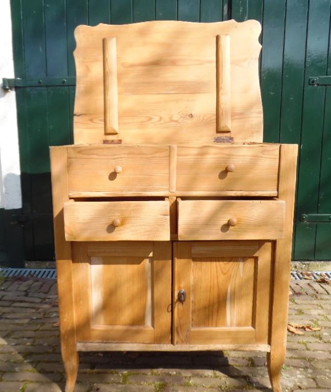 Antiek kastje grenenhout