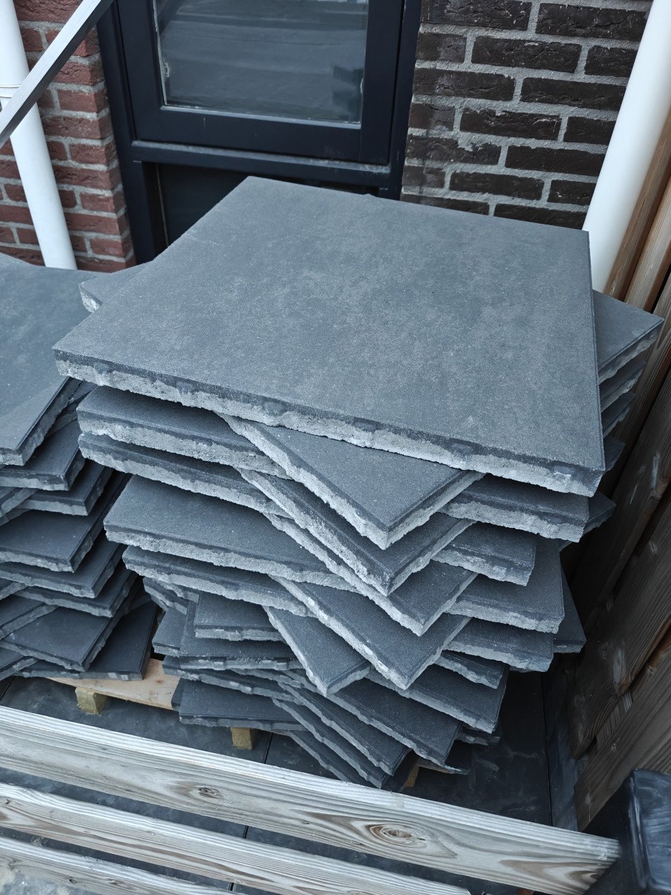 Mbi trippel t zwart grijs genuanceerd tuintegels