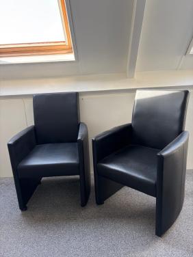 Twee zwarte stoeltjes