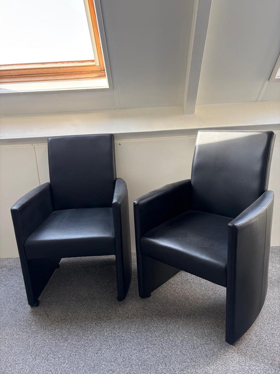 Twee zwarte stoeltjes