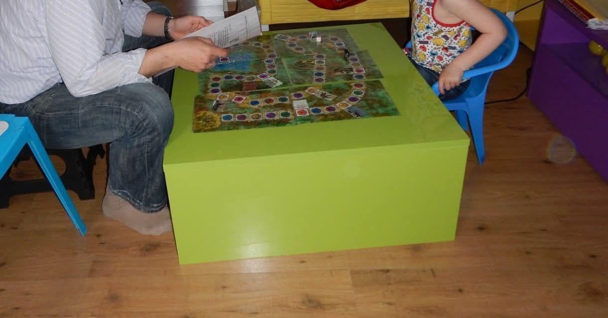 Kleurrijke hoogglans kasten en tafel