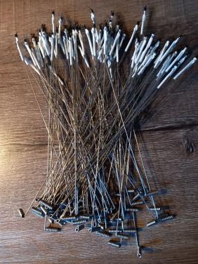 Nog wat verenstaal afhouders met rood of wit krimpkousje .