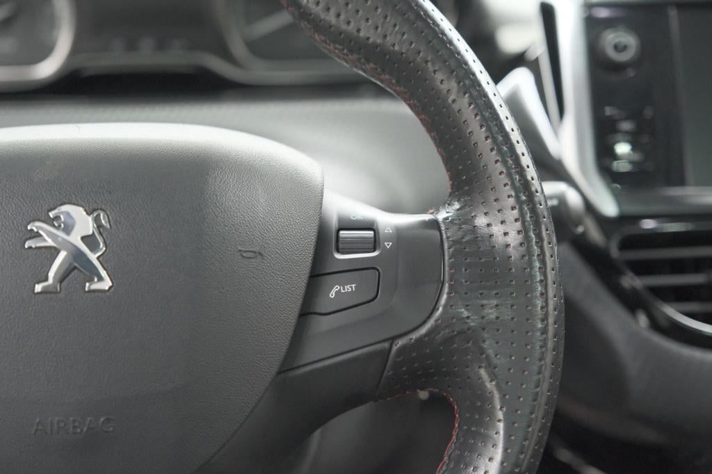 Peugeot 2008 puretech 110 eat6 gt | trekhaak | camera | panoramadak | apple