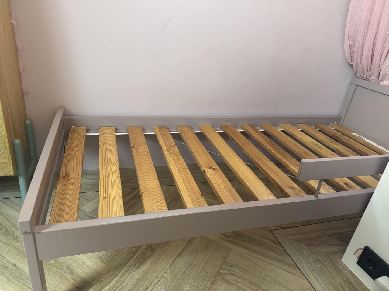 Gave meiden kast met evt bijpassend peuterbed