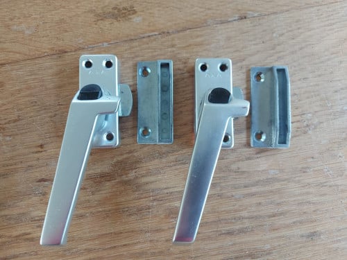 2 x z.g.a.n. Axa raamsluiting met nok + drukknop links