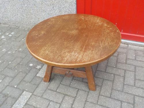 Mooie kwaliteit eiken ronde salontafel metwat kale plekken koopje 15 euro