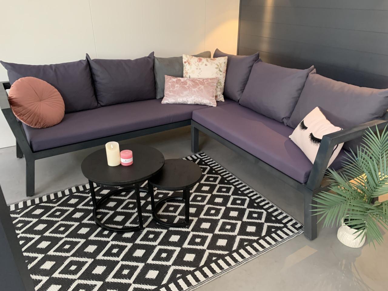 Loungeset, grijs aluminium, blauwe kussens en tafeltjes.