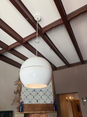 2 vintage bolvormige hanglampen. wit/metaal