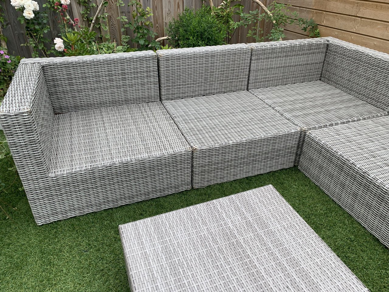 Loungeset riet, met kussens en tafel en stoel