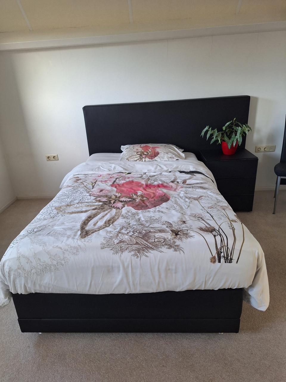 Boxspring twijfelaar elektrisch compleet met nachtkastje