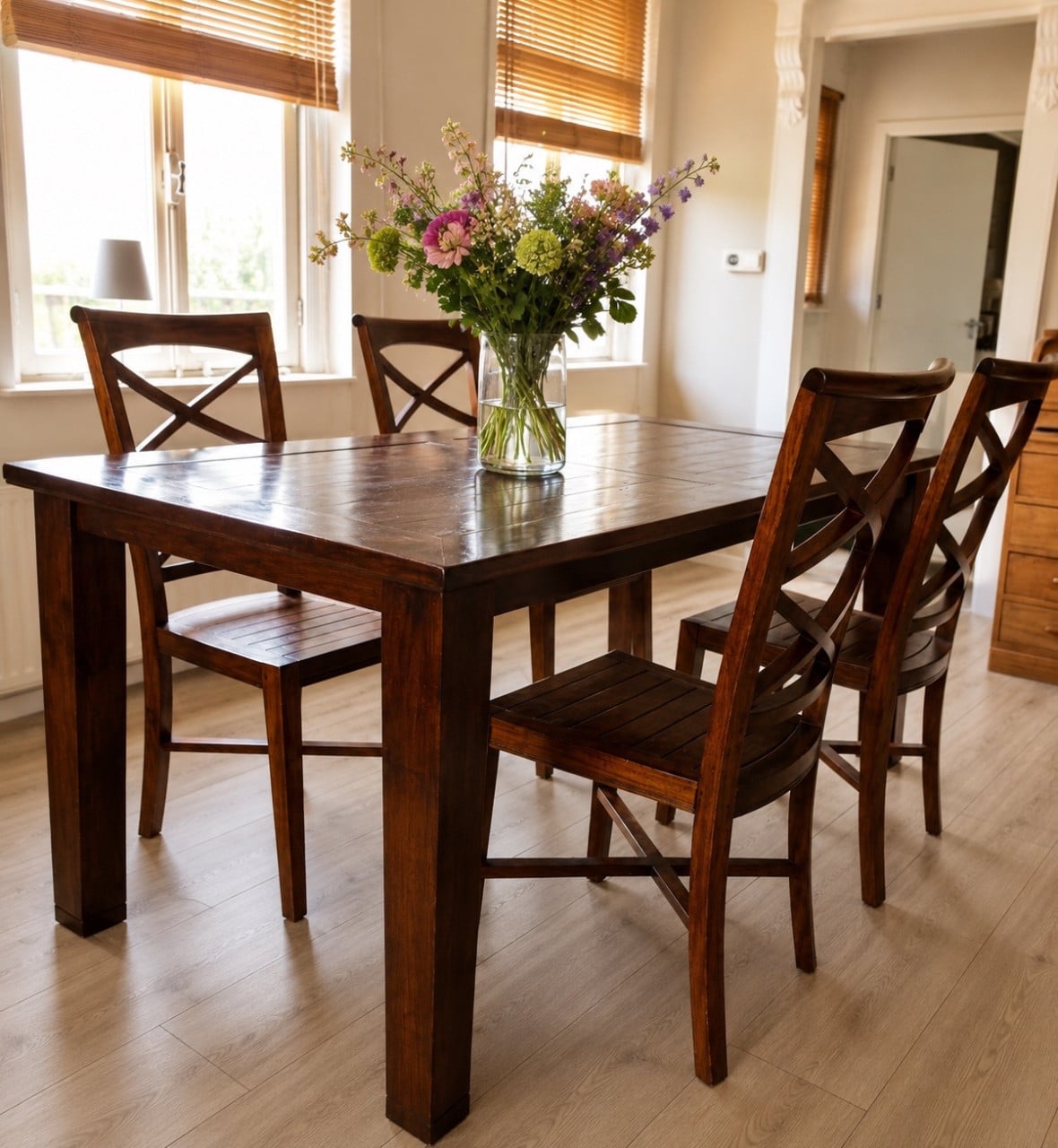 Mooie massieve eettafel met 4 stoelen (Meranti of Mahonje
