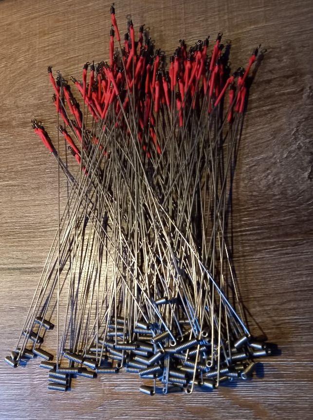 Nog wat verenstaal afhouders met rood of wit krimpkousje .