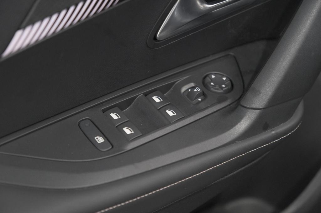 Peugeot 2008 puretech 100 allure | apple carplay | parkeersensoren | climat