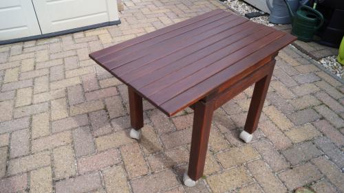 Teakhouten buiten tafeltje, gratis af te halen.