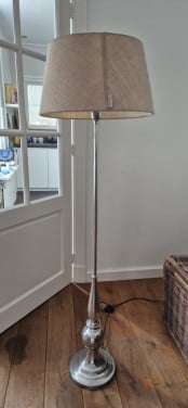 Staande lamp met linnen kap van Rivera Maison.