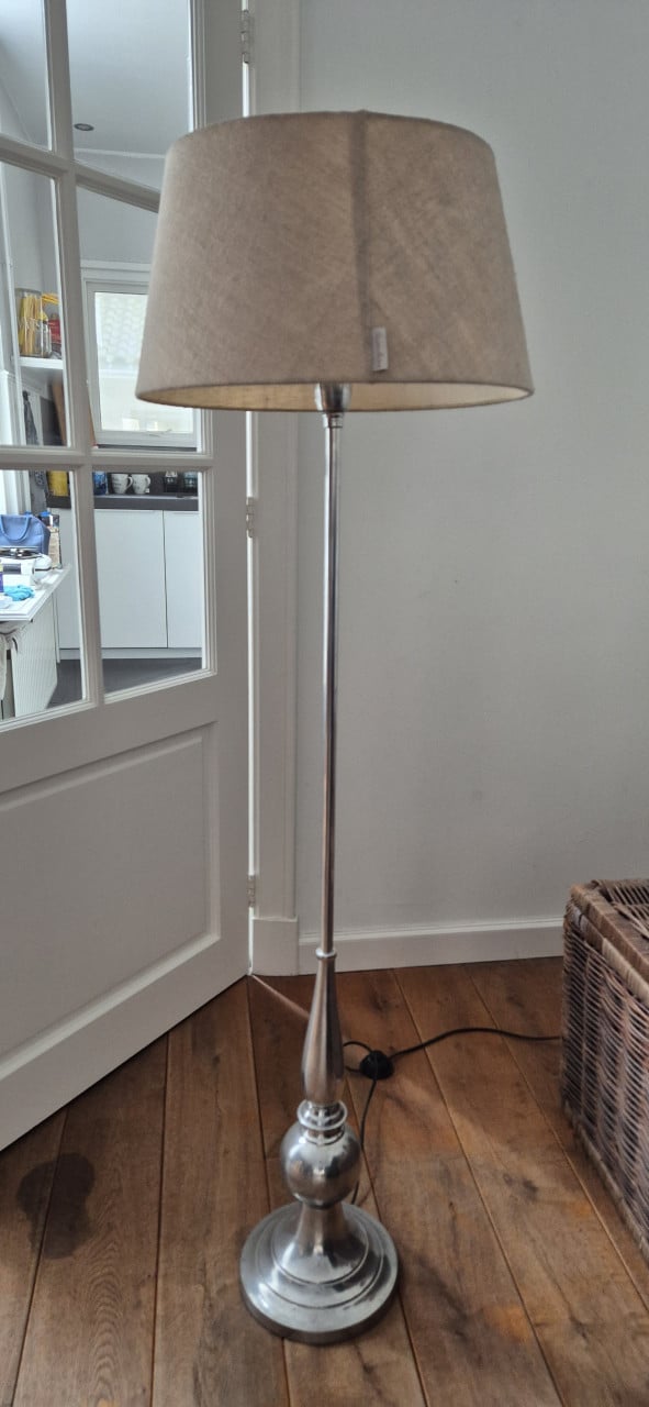 Staande lamp met linnen kap van Rivera Maison.