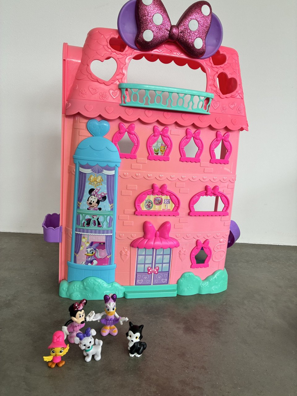 Minnie mouse hotel poppenhuis