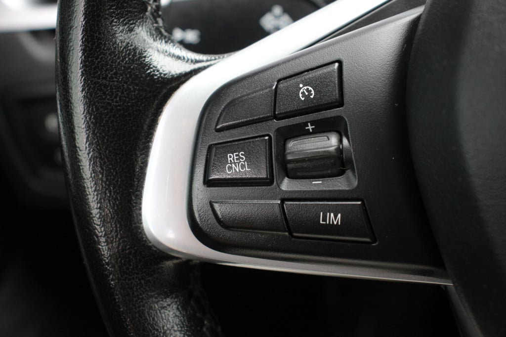 BMW X1 sdrive20i corporate lease executive | led | half leder | pdc |