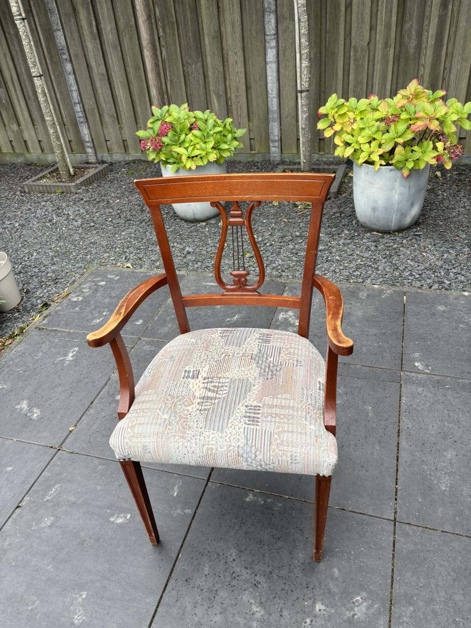Antieke stoel met bloemenpatroon en houten harpstoel