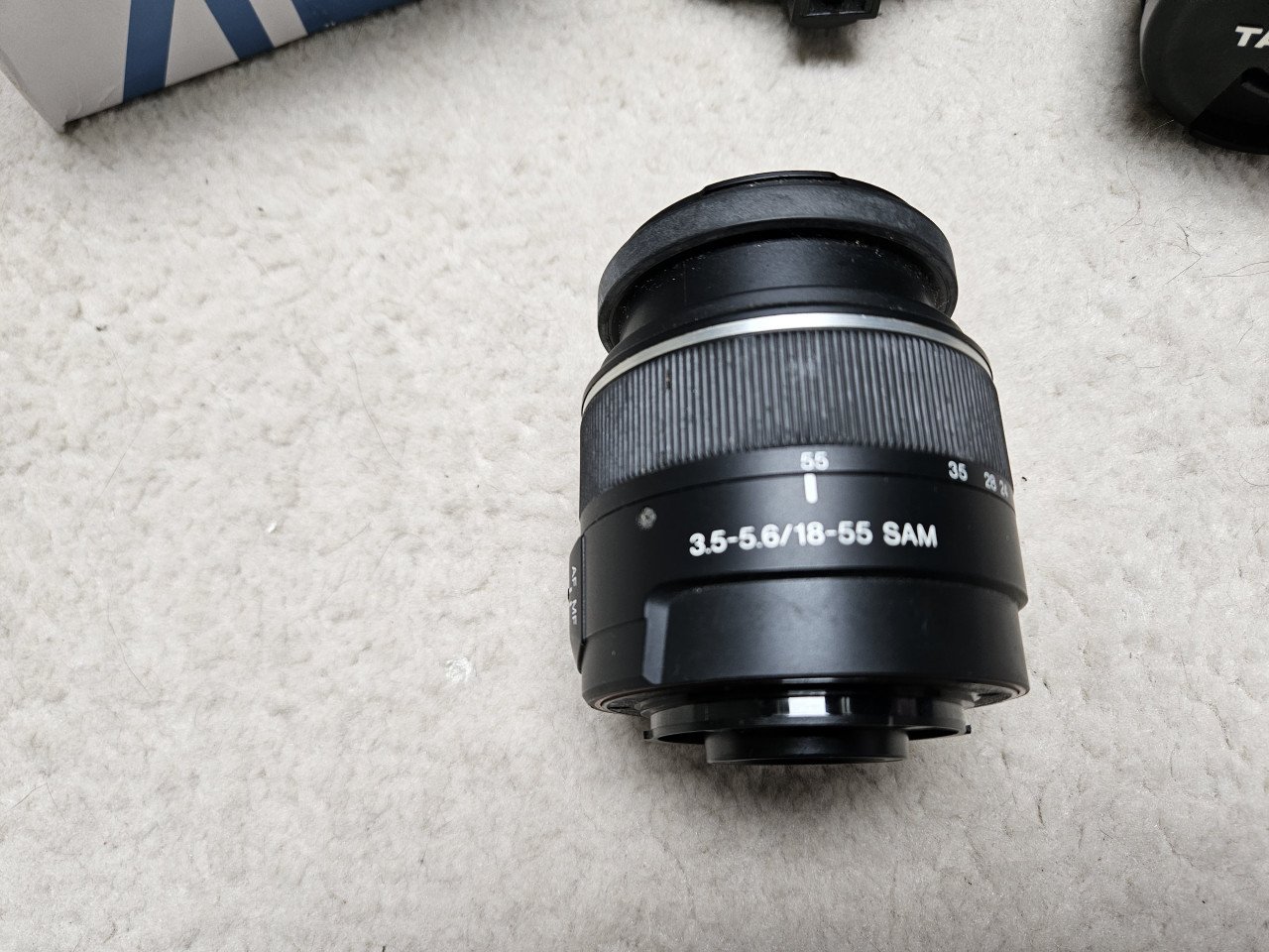 Sony a230 met flitser en twee lenzen.