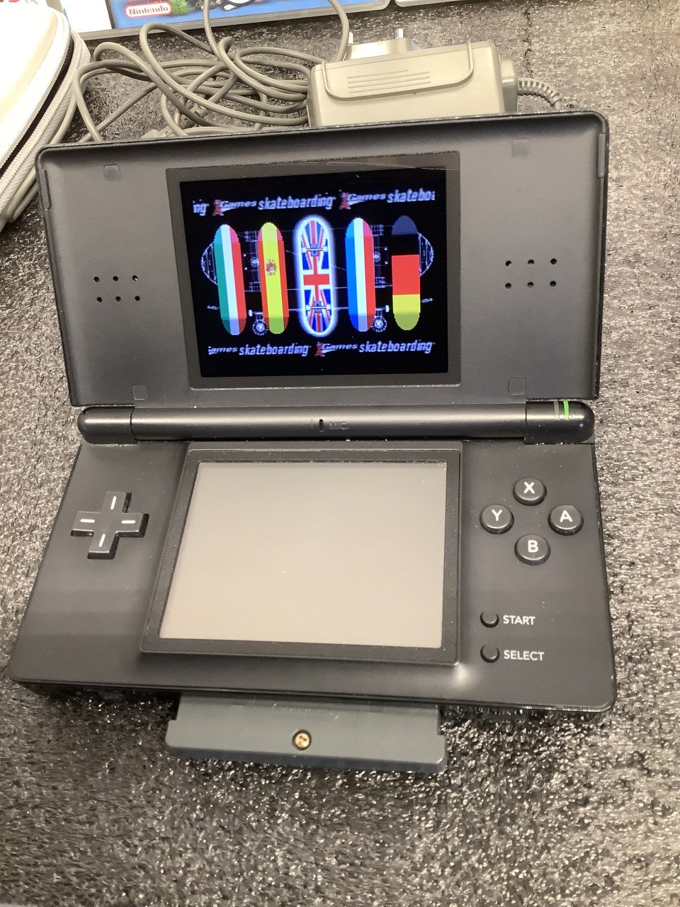 Nintendo DS Lite USG-001 zwart met spellen lader en pennetje.