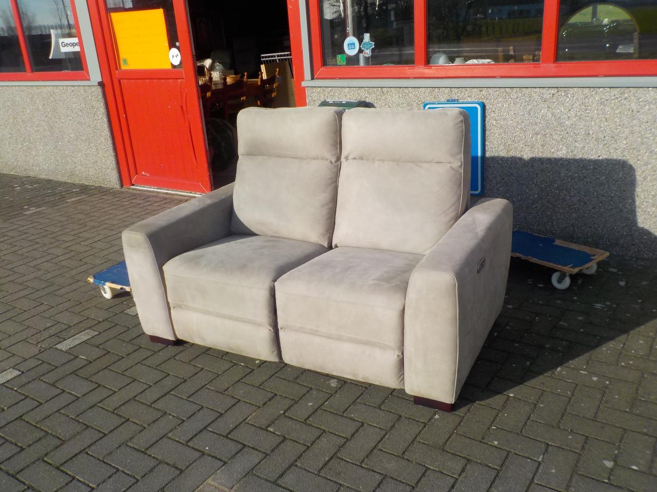 Elektrische tweezits stoffen bank in vrijwel nieuw staat bank