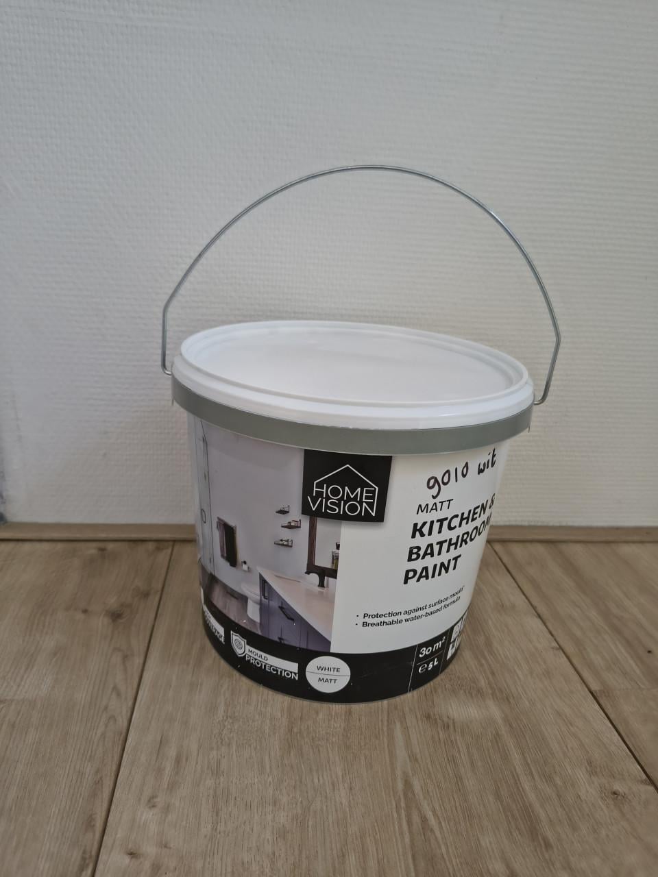 Diverse soorten verf, lak, latex, muurverf, tuinbeits, tuinverf. Zie foto's