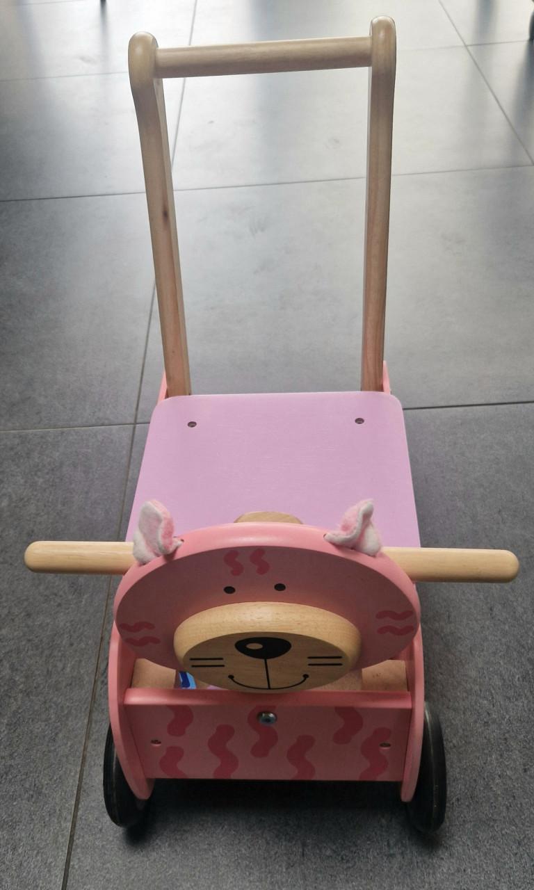 Houten loopauto ‘poes’ met bakje onder zitting