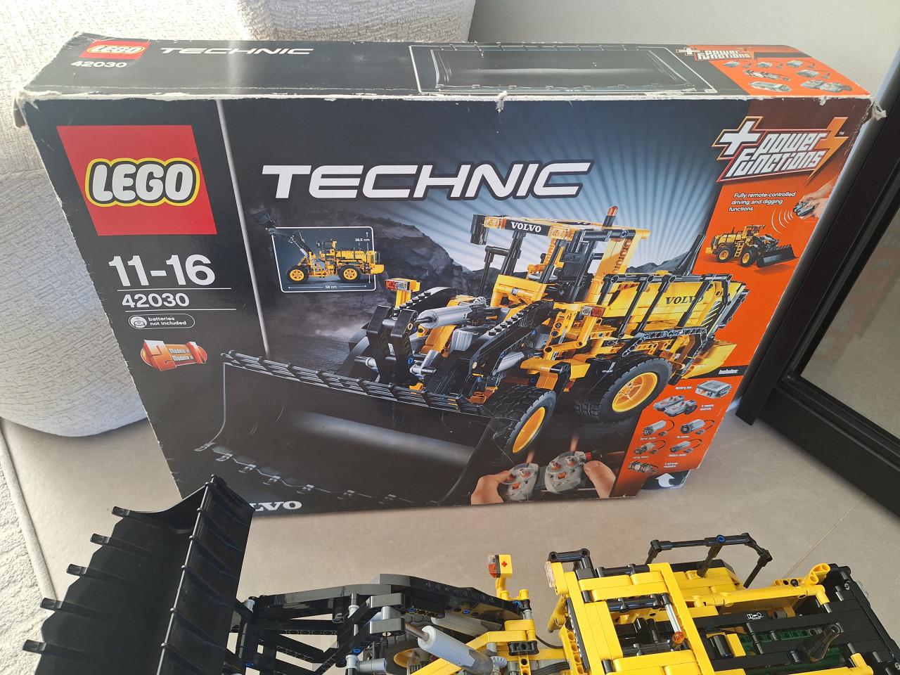 Lego Technic 42030 Volvo Shovel