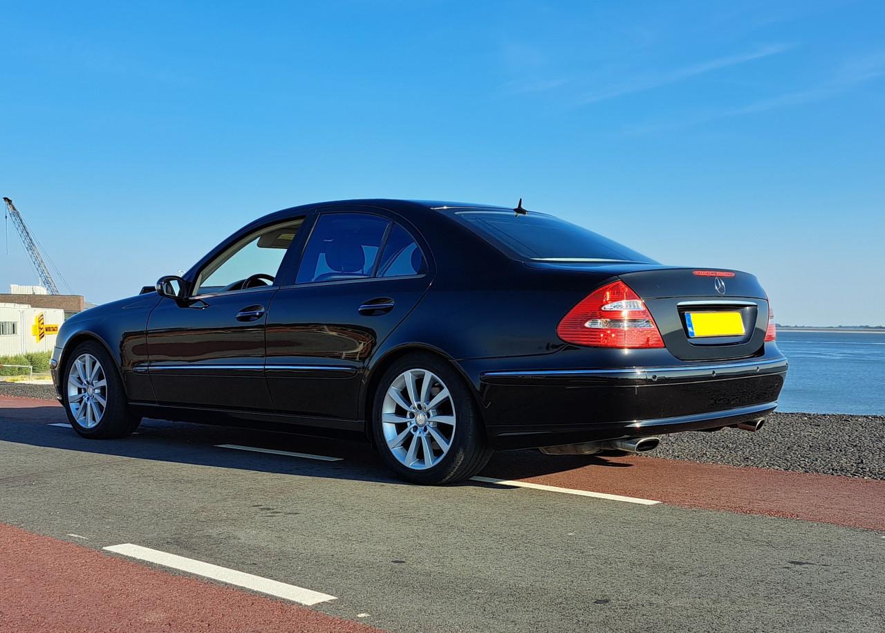 Mercedes E500 Diep Zwart 2004 287.200 km € 5.500