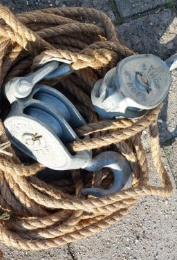 +/- 20 Meter Manilla touw ø 20 mm. + 2 Dubbele Katrollen