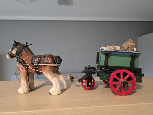 Paard met een kar met stenen