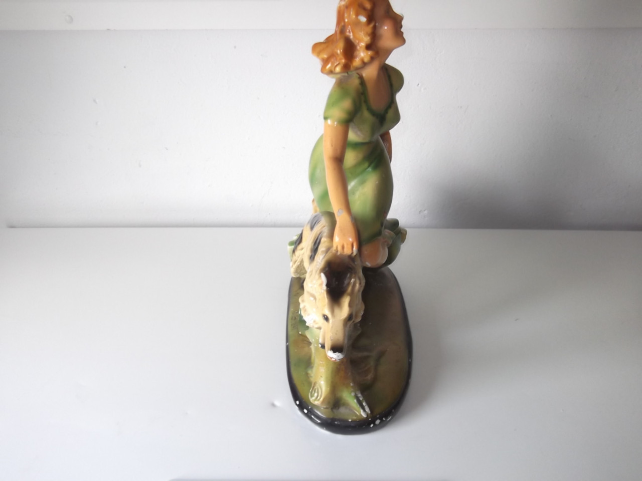 Art Deco beeld vrouw met hond