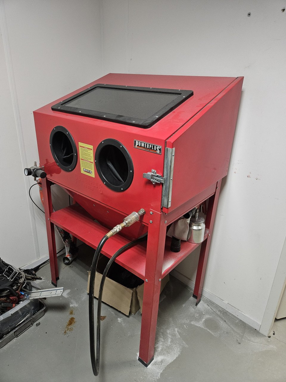 Straalcabine met afzuig installatie