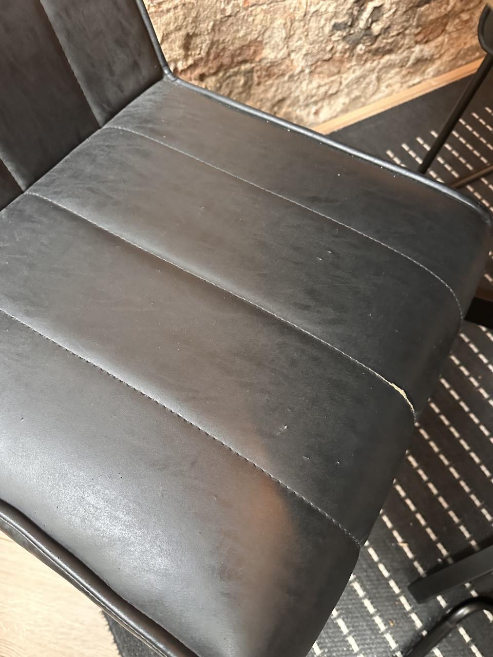 4 stoere eetkamerstoelen – samen € 10