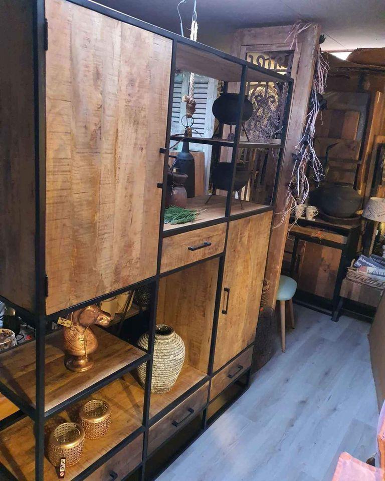 DECORATIE, VERLICHTING, KASTEN, TAFELS 3Z FACTORY ARNEMUIDEN HEEFT TE VEEL