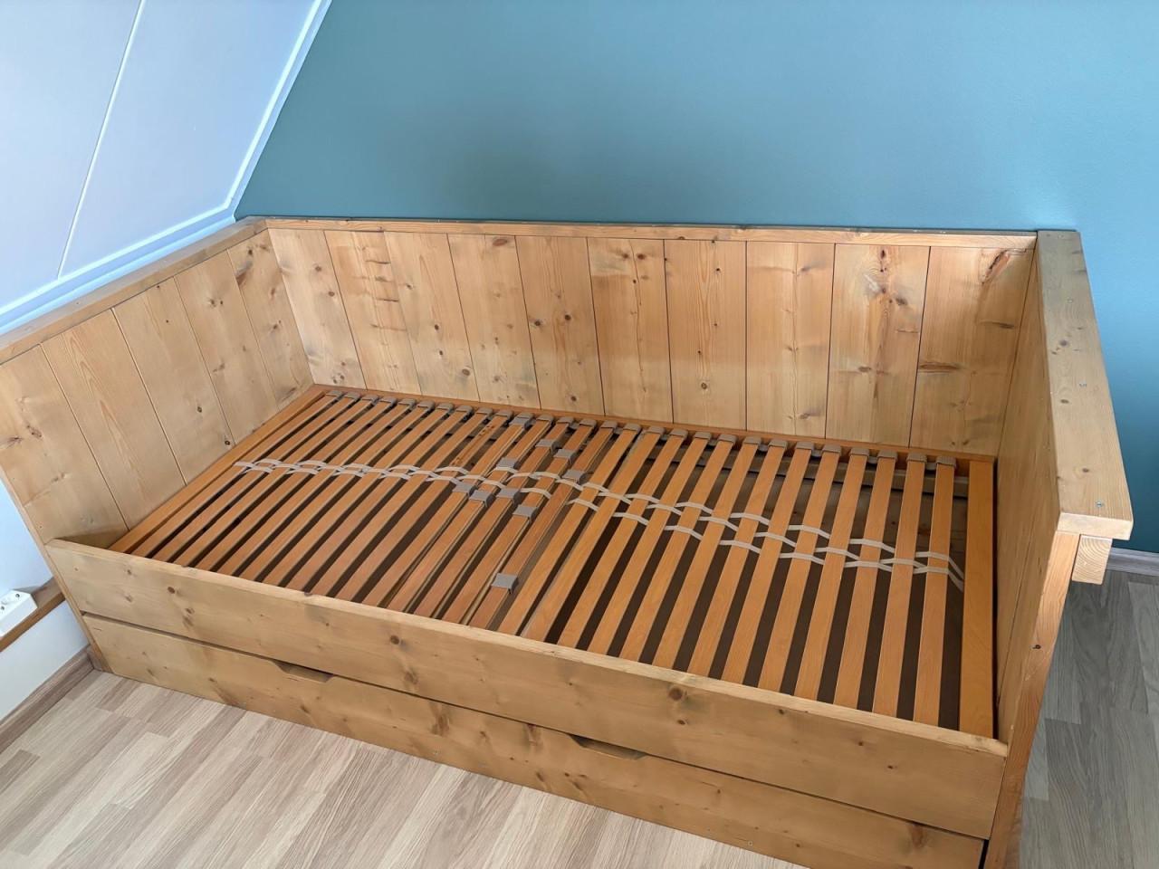 Steigerhouten bed