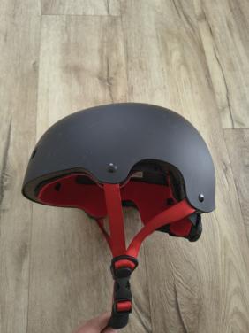 Prachtige zwarte fietshelm NKX, skatehelm, step helm, maat L