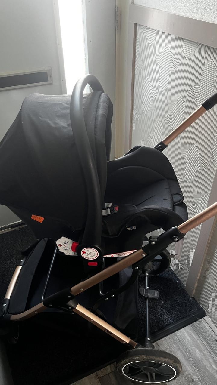 Mooie rosegoude kinderwagen