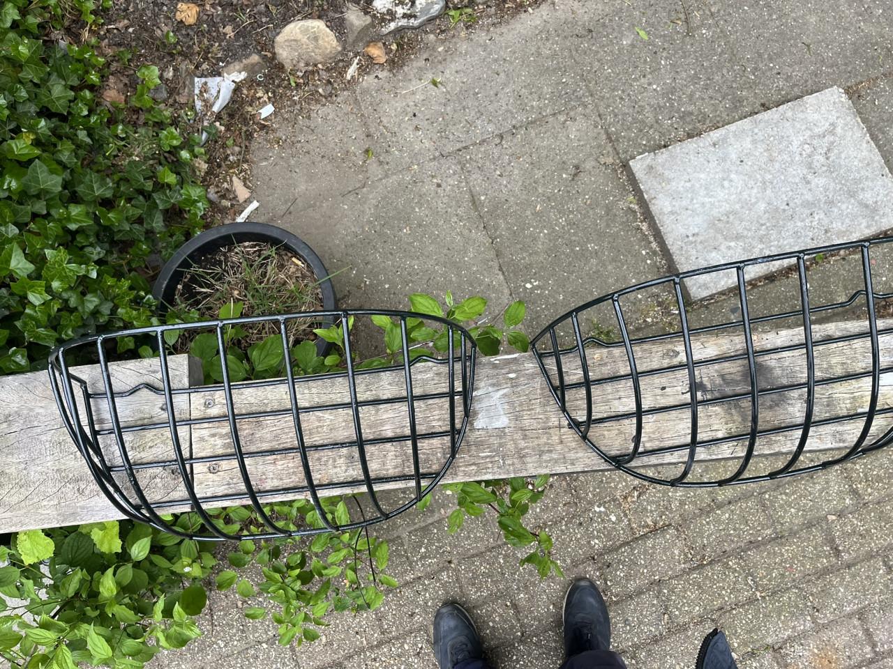 2 Grote metalen planten ruif