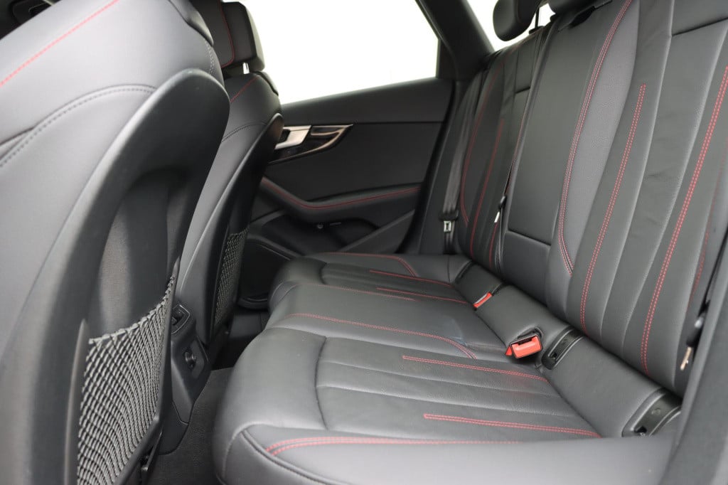 Audi A4 avant 35 tfsi s line black edition 150pk s-tronic